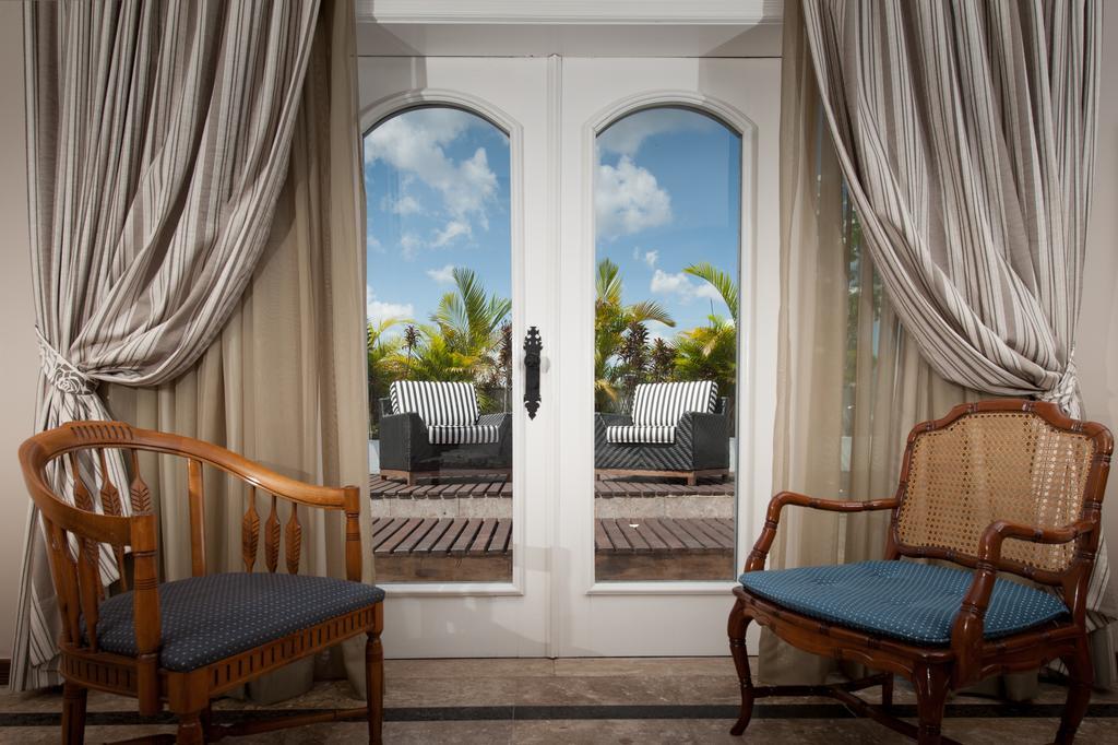 Hotel Tropical Μανάους Εξωτερικό φωτογραφία A window with curtains