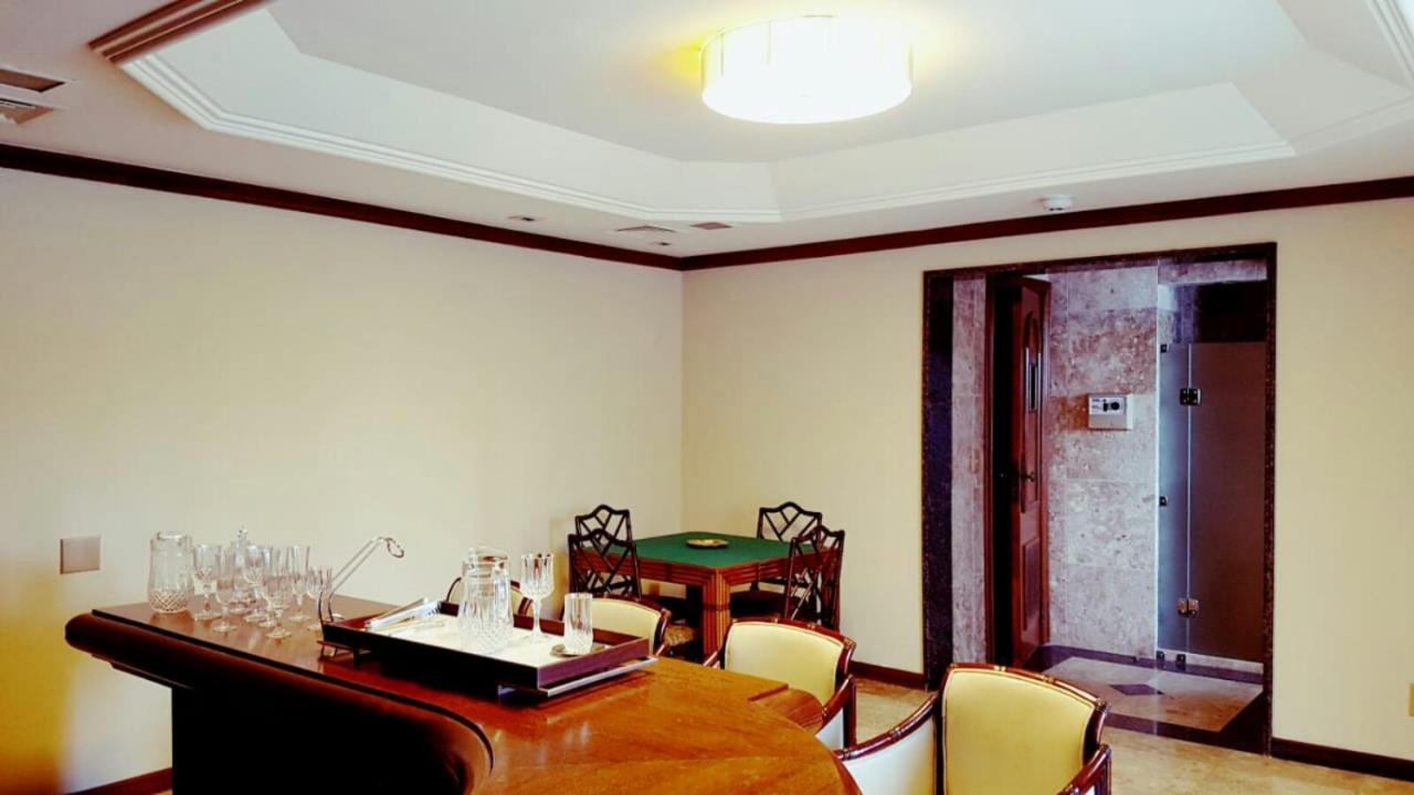 Hotel Tropical Μανάους Εξωτερικό φωτογραφία A room with a ceiling cornice