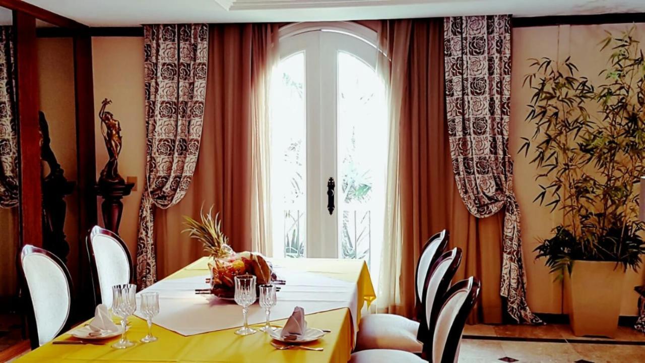 Hotel Tropical Μανάους Εξωτερικό φωτογραφία Curtains in a dining room