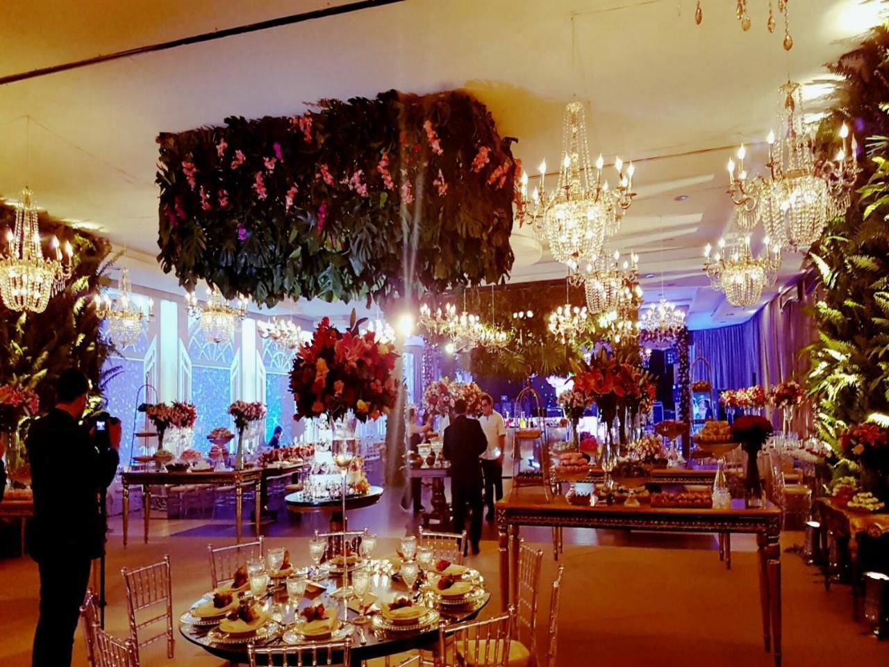 Hotel Tropical Μανάους Εξωτερικό φωτογραφία The interior of the ballroom at the 2011 Met Gala
